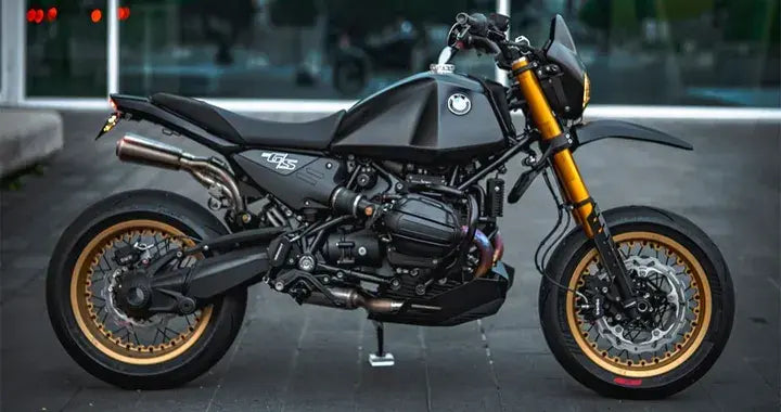 BMW R 12 G/S Sumo: la boxer diventa una supermotard. Cosa cambia, quanto costa e se è legale in Italia