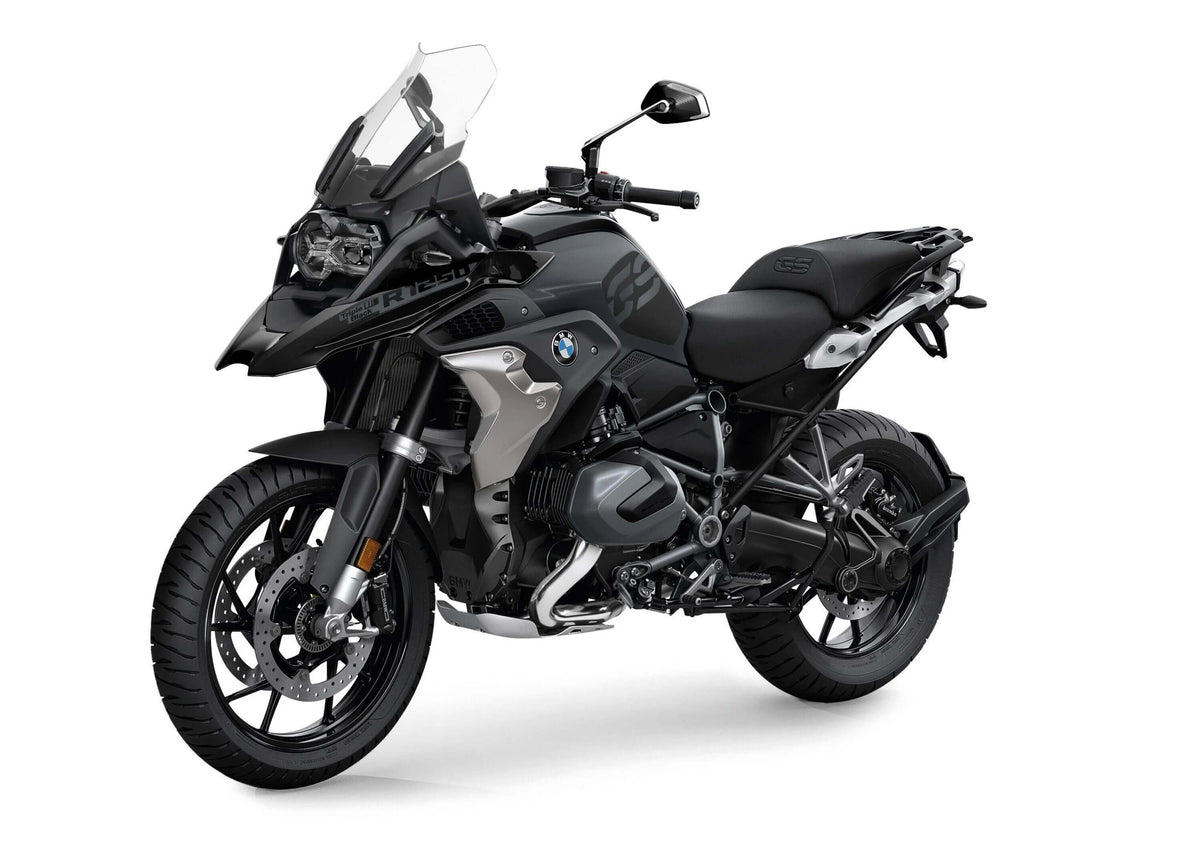 BMW R 1250 GS con cerchi in lega neri, vista tre quarti anteriore