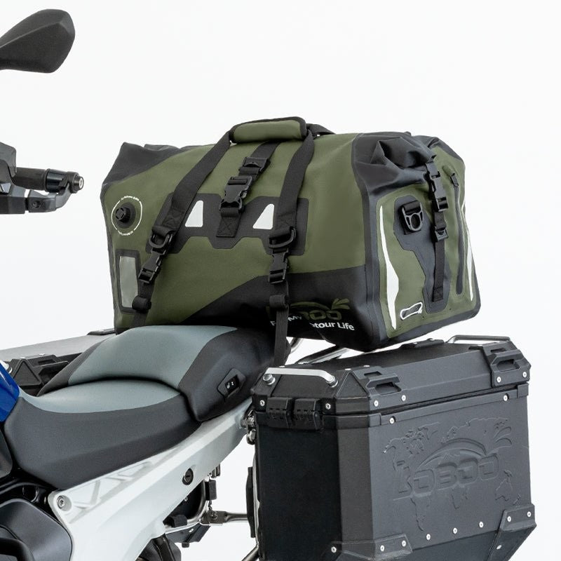 Borsa BWB verde militare montata su moto con bauletto in alluminio