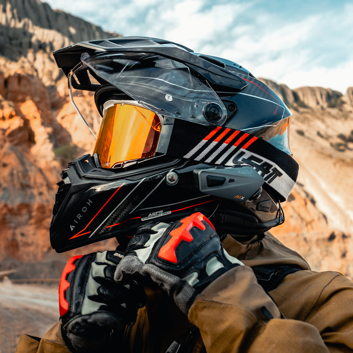 Casco enduro con l'auricolare montato sul guscio