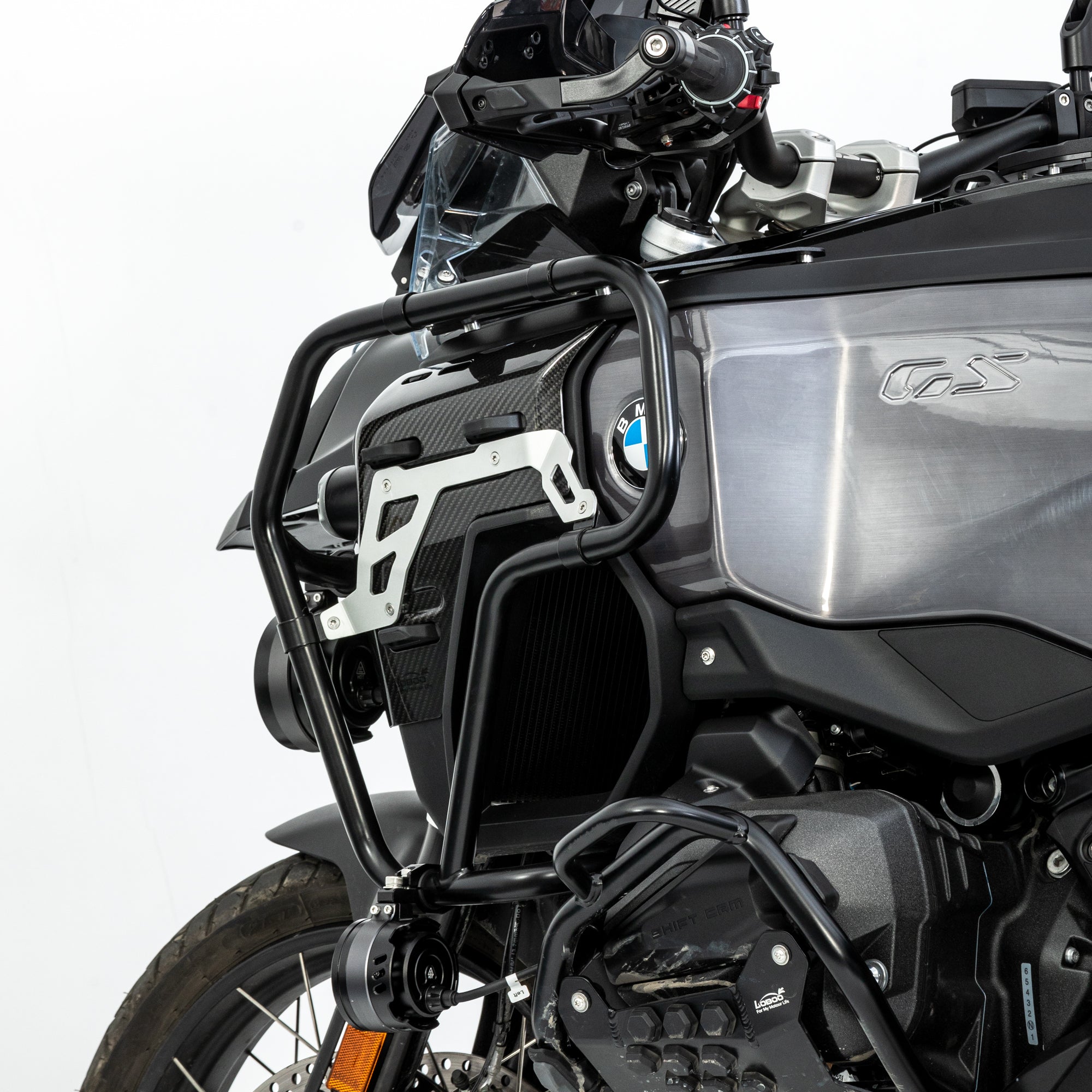 Dettaglio della staffa di aggancio montata sulla cover in carbonio della R 1300 GS Adventure