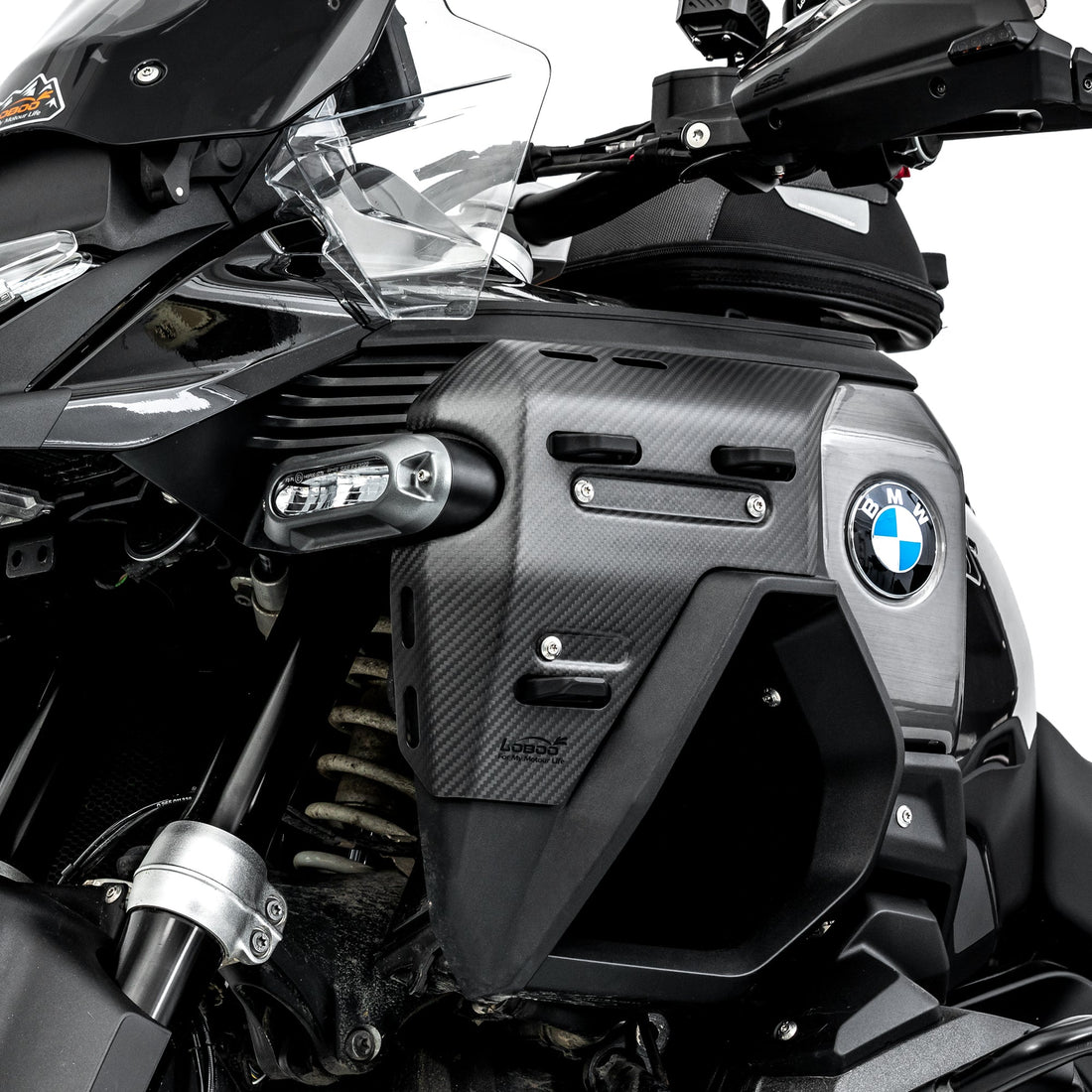 Cover radiatore in carbonio sulla BMW R 1300 GS Adventure, dettaglio della trama a vista