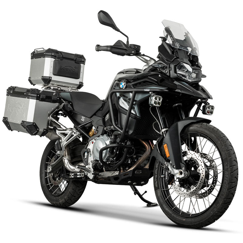 BMW F850GS con crash bar LOBOO CHG033 argento e valigie, vista tre quarti anteriore sinistra