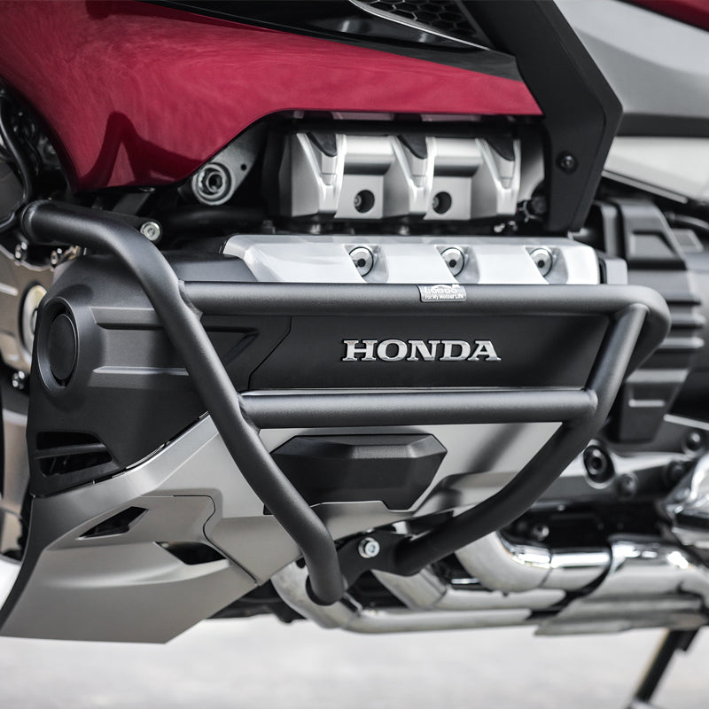Dettaglio del crash bar LOBOO CHG34 nero davanti al motore della Honda Gold Wing GL1800