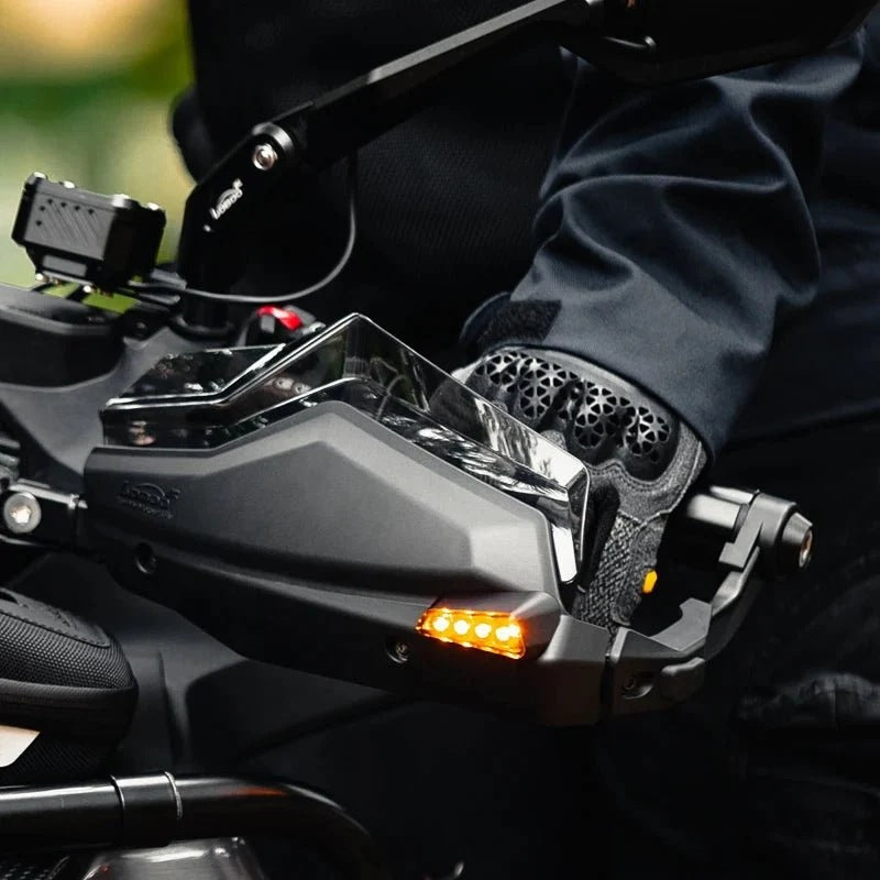 Freccia LED LOBOO accesa sul paramano durante la guida, quattro LED ambra visibili