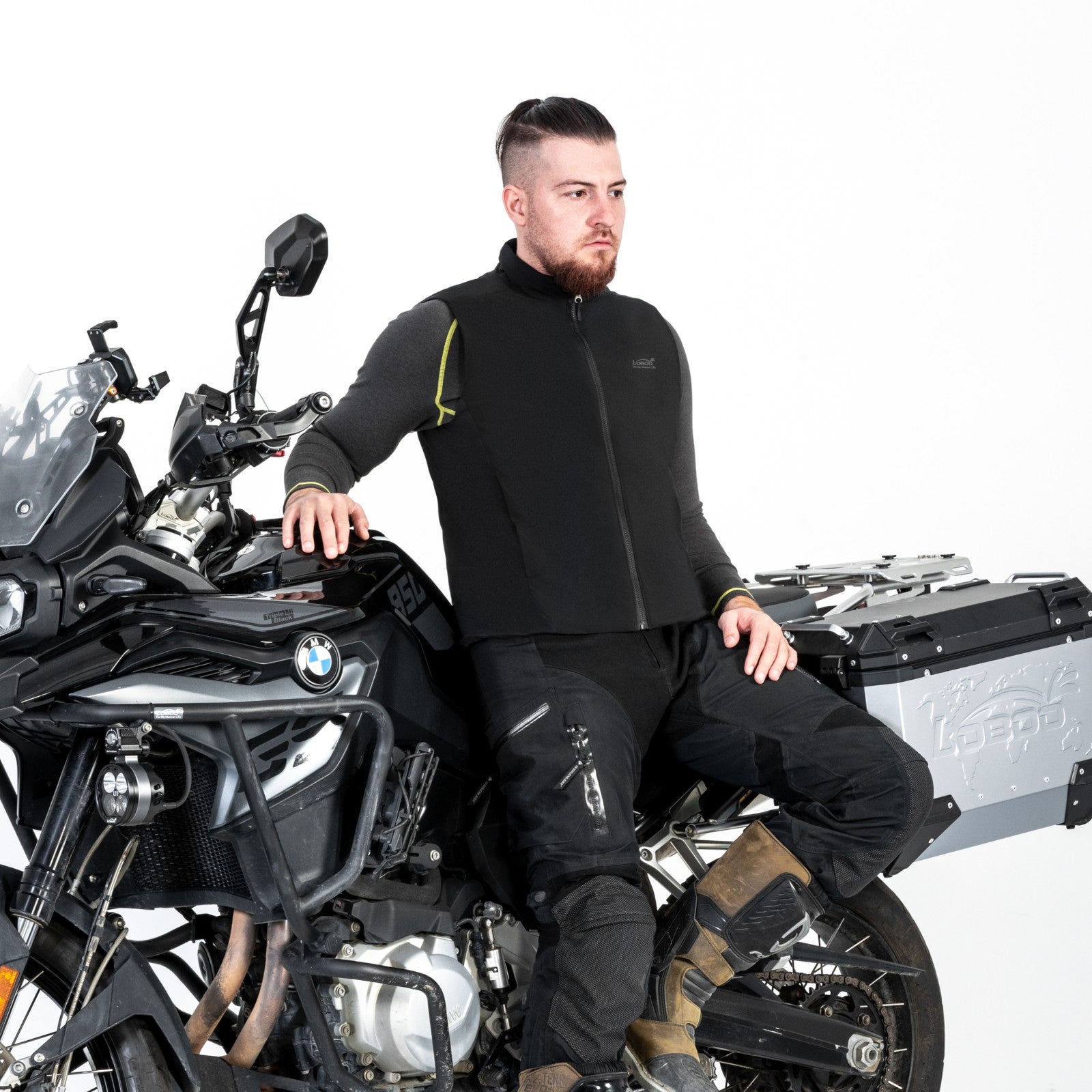 Gilet riscaldato RJR10 indossato in sella a una moto adventure