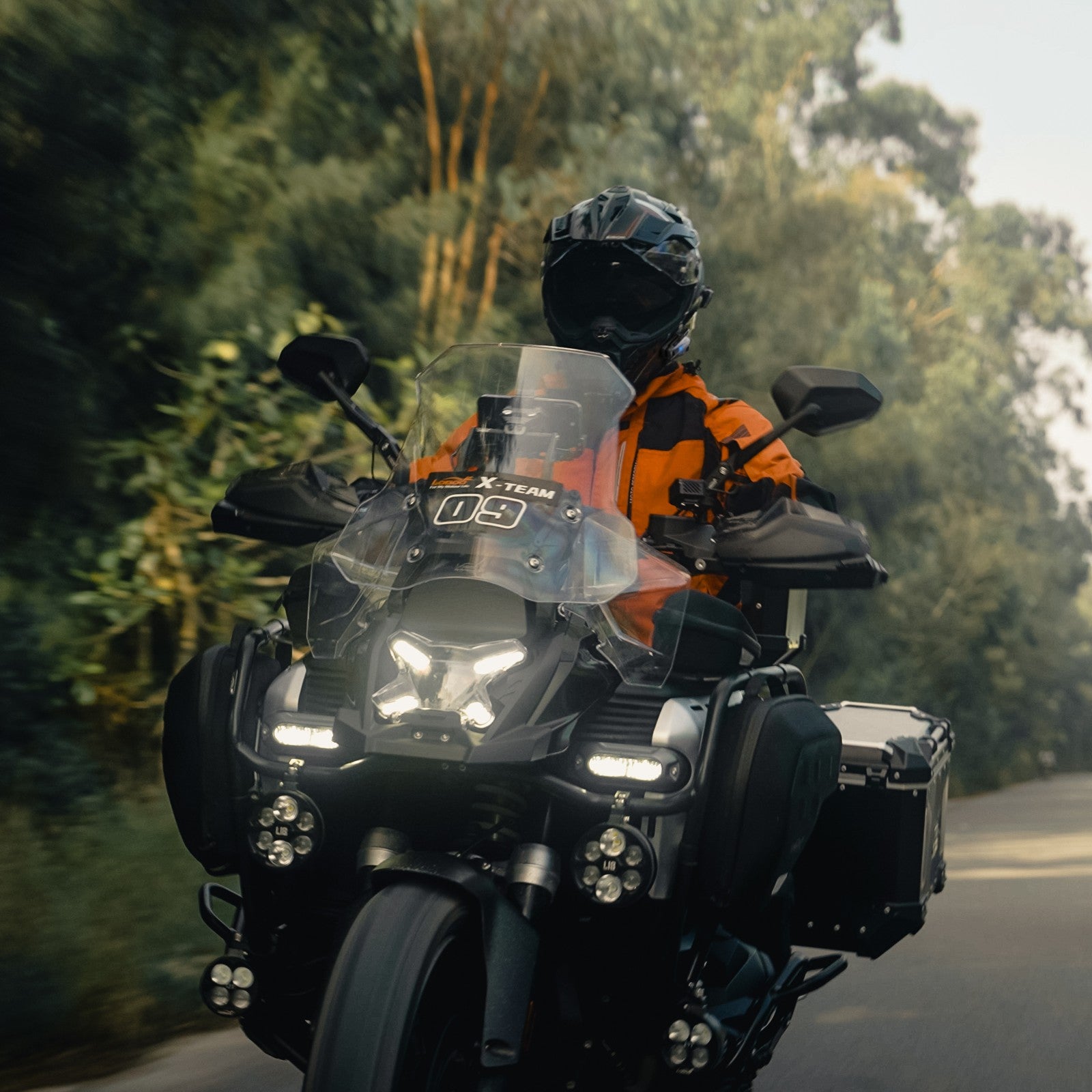 Gruppo di motociclisti in viaggio collegati con l'interfono R1M