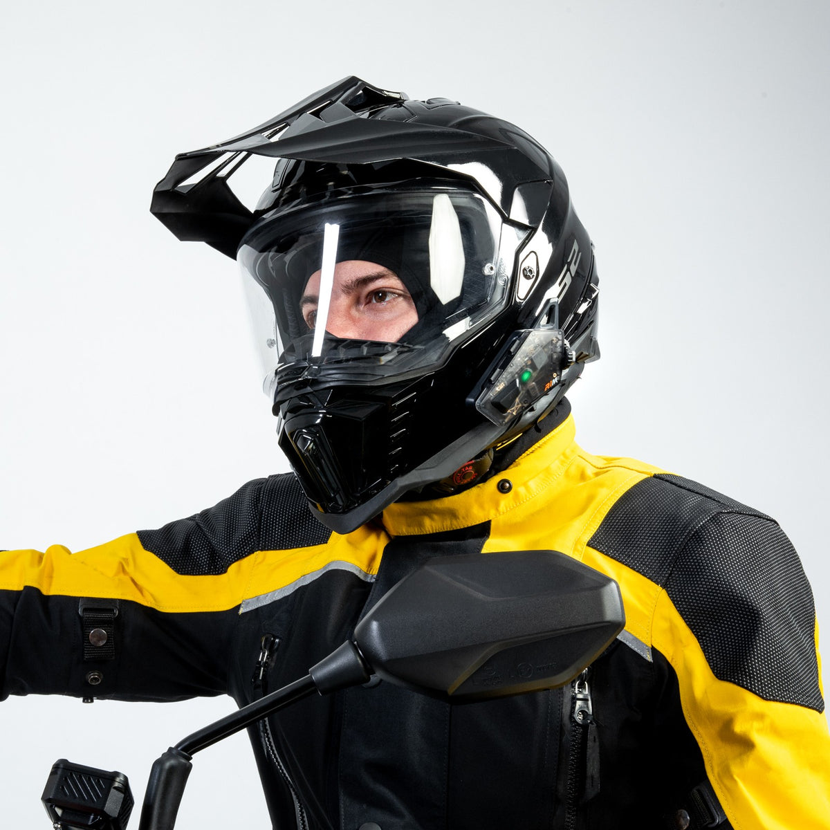 Pilota enduro con interfono R1M sul casco