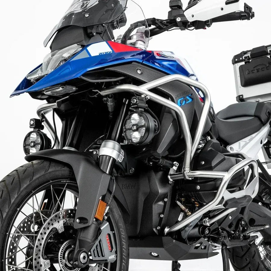 BMW R 1300 GS equipaggiata con faretti ausiliari su supporti LOBOO e barre paramotore