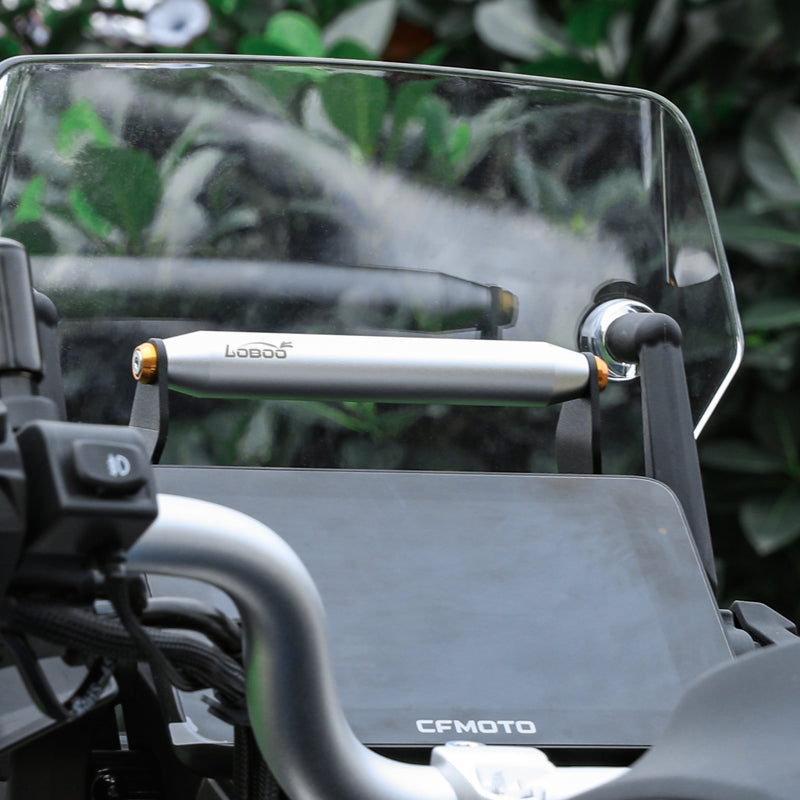 Dettaglio della traversa portanavigatore montata dietro il cupolino della CFMOTO 800MT