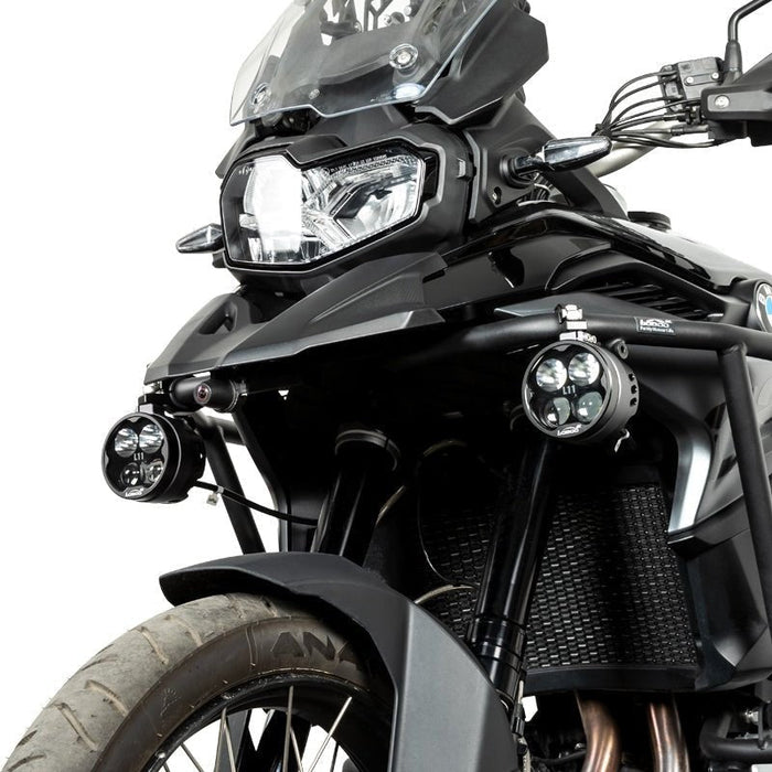 Moto adventure con due faretti ausiliari LOBOO L11 montati sulle barre paramotore