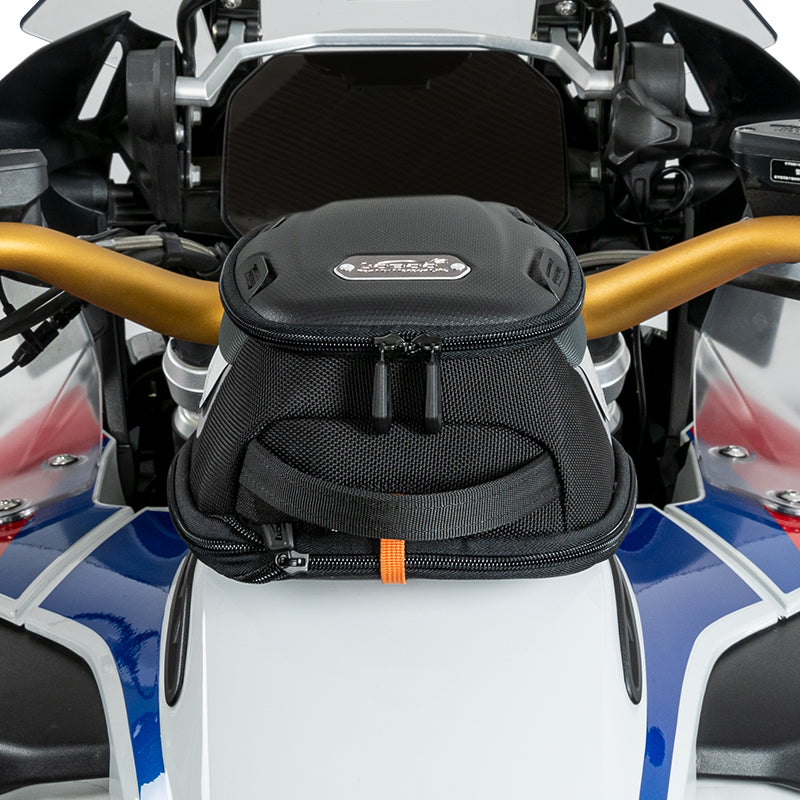 Moto adventure equipaggiata con borsa serbatoio, vista dalla sella del pilota