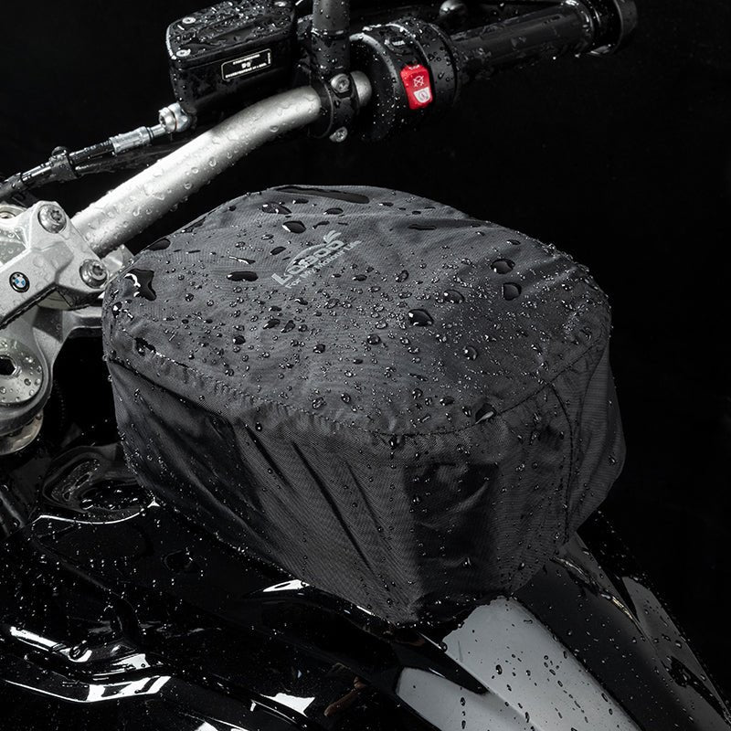 Guidare la moto sul bagnato: frenata, gomme e punti scivolosi che contano in autunno