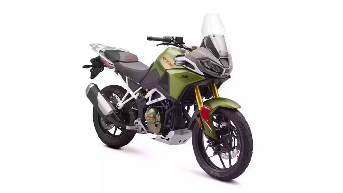 TVS Apache RTX 300 Adventurer verde in vista tre quarti anteriore su sfondo bianco, con parabrezza alto e portapacchi
