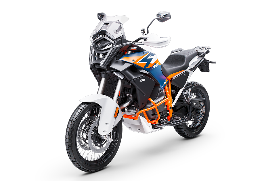 KTM 1390 Super Adventure R bianca, blu e arancione con cerchi a raggi e crash bar, vista anteriore tre quarti