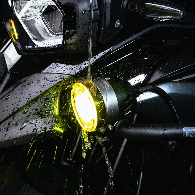 Faro LOBOO L7S acceso con filtro giallo, sotto la pioggia