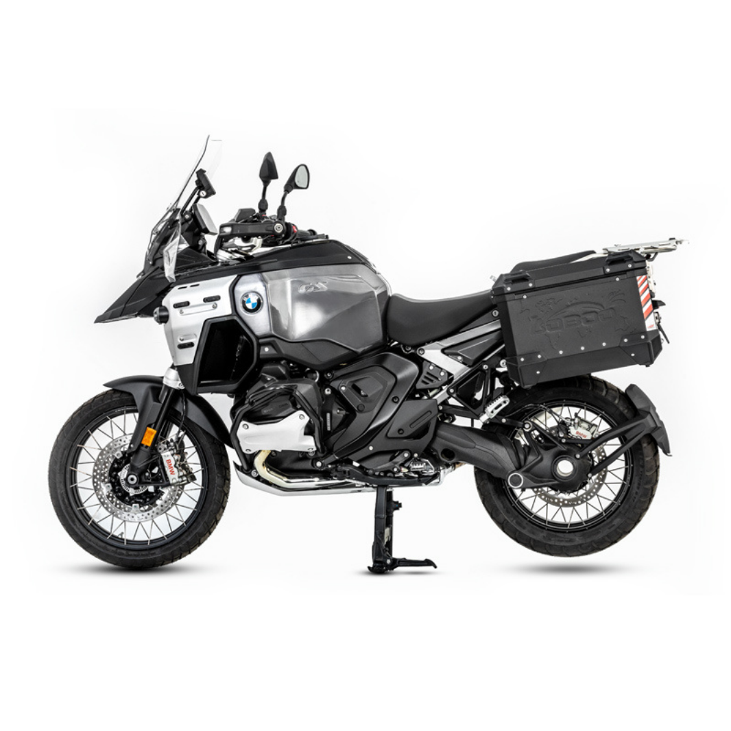 BMW R 1300 GS Adventure con la sola valigia laterale LOBOO PIKE TRACKER nera montata sul telaio JP151B, senza bauletto