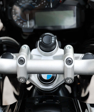 Vista dalla sella del manubrio rialzato con i riser LOBOO su BMW GS, cablaggi originali invariati