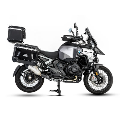 BMW R 1300 GS con valigie laterali e bauletto LOBOO CONQUEROR in alluminio nero, vista laterale destra