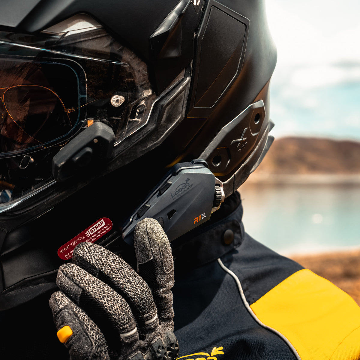 Auricolare montato sul lato del casco, dettaglio ravvicinato