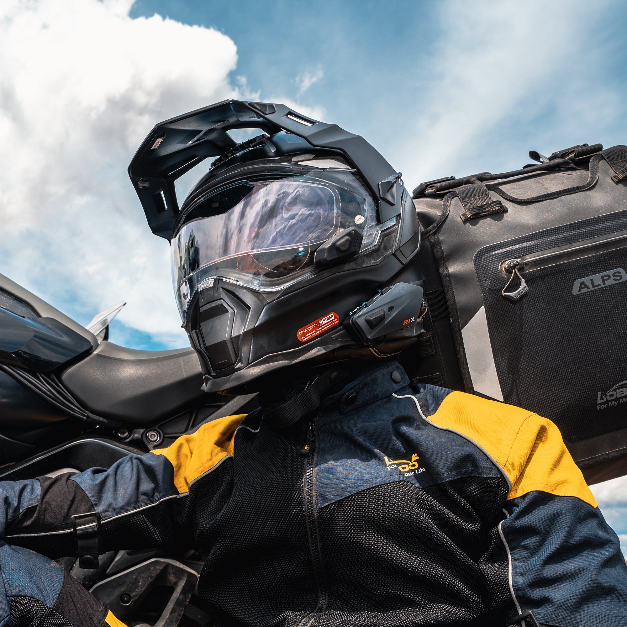Motociclista in viaggio con l'auricolare sul casco