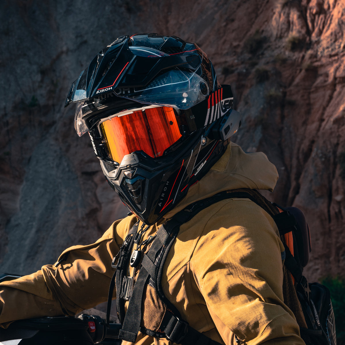 Ritratto di motociclista con casco e auricolare installato
