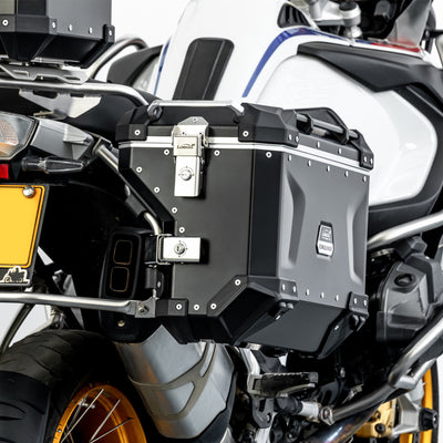 Dettaglio del bauletto C40T montato sulla piastra top case