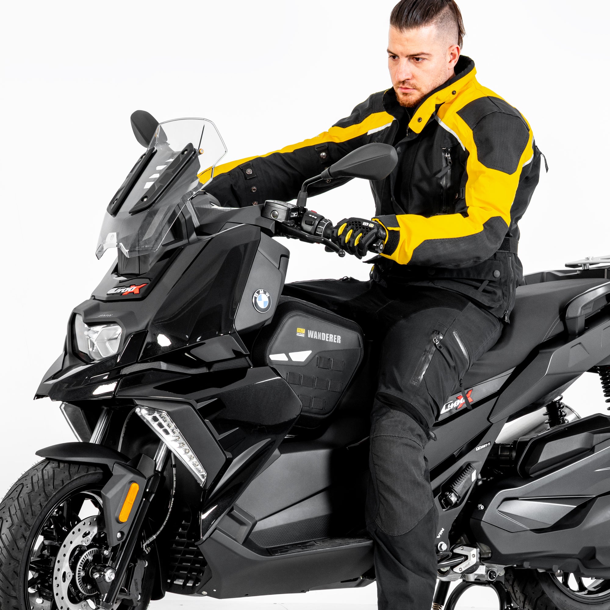 Motociclista in sella allo scooter con la borsa tunnel montata fra le gambe