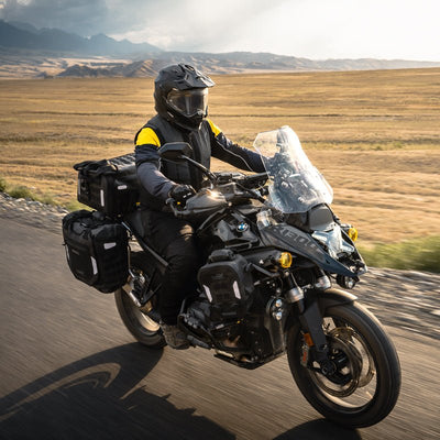 BMW R 1300 GS con borse laterali LOBOO Alps in viaggio su strada aperta