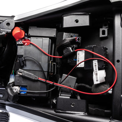 Il cavo SAE instradato nel vano batteria, con il connettore lasciato accessibile