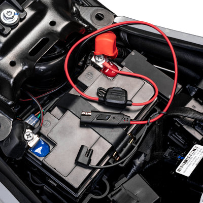 Cavo SAE montato sulla batteria della moto, con il portafusibile in linea in evidenza