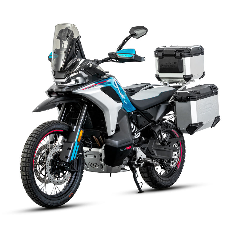 CFMOTO 800MT-X di tre quarti anteriore con valigie e bauletto LOBOO PIKE TRACKER argento