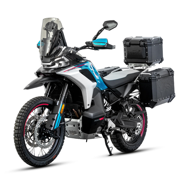 CFMOTO 800MT-X di tre quarti anteriore con valigie e bauletto LOBOO PIKE TRACKER neri