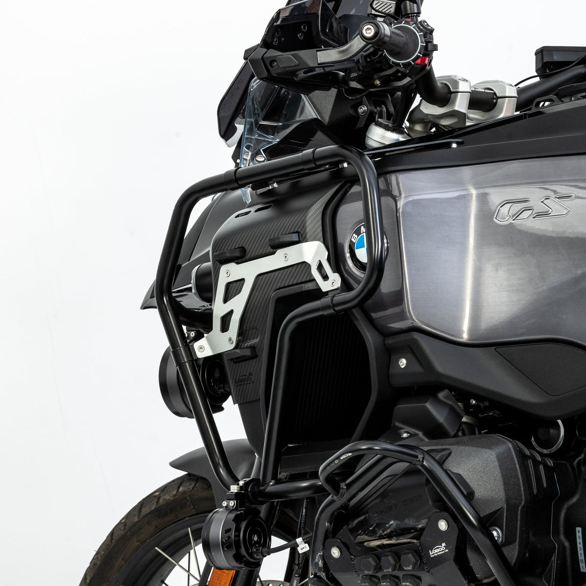 Fianco della BMW R 1300 GS Adventure con la cover in carbonio e la staffa di aggancio delle borse