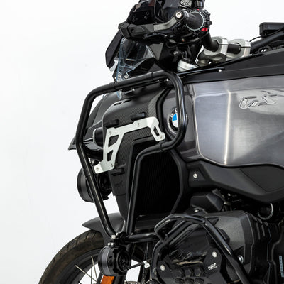 Fianco della BMW R 1300 GS Adventure con la cover in carbonio e la staffa di aggancio delle borse