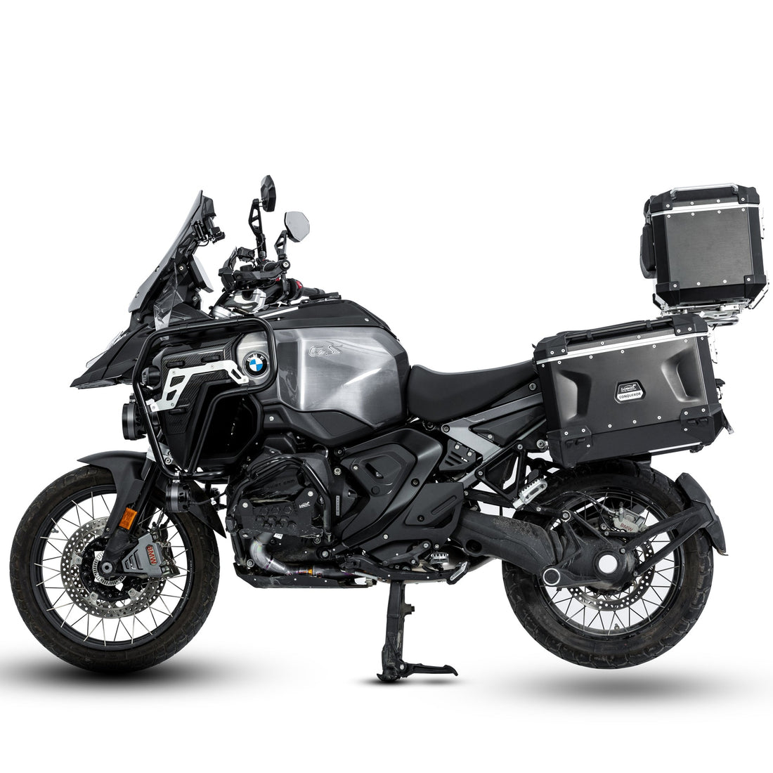 BMW R 1300 GS Adventure allestita per il viaggio con la cover in carbonio montata