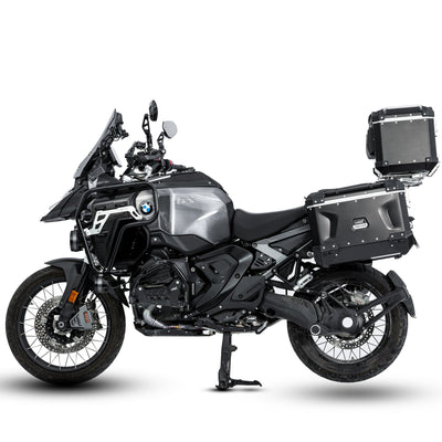 BMW R 1300 GS Adventure allestita per il viaggio con la cover in carbonio montata