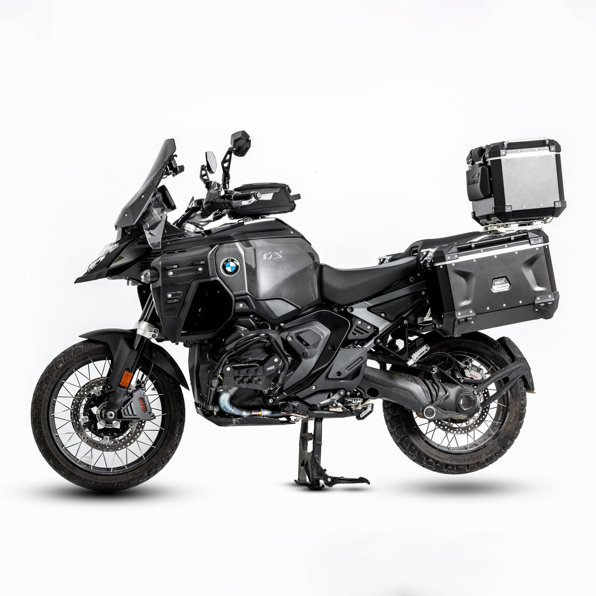 BMW R 1300 GS Adventure con cover in carbonio e bagaglio completo, vista laterale sinistra