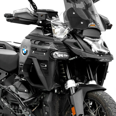 Avantreno della BMW R 1300 GS Adventure visto dall'alto con le due cover in carbonio
