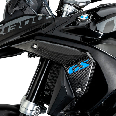 Cover radiatore in carbonio LOBOO montata sul lato sinistro di una BMW R 1300 GS