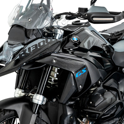 Lato destro anteriore della BMW R 1300 GS con cover radiatore in carbonio LOBOO