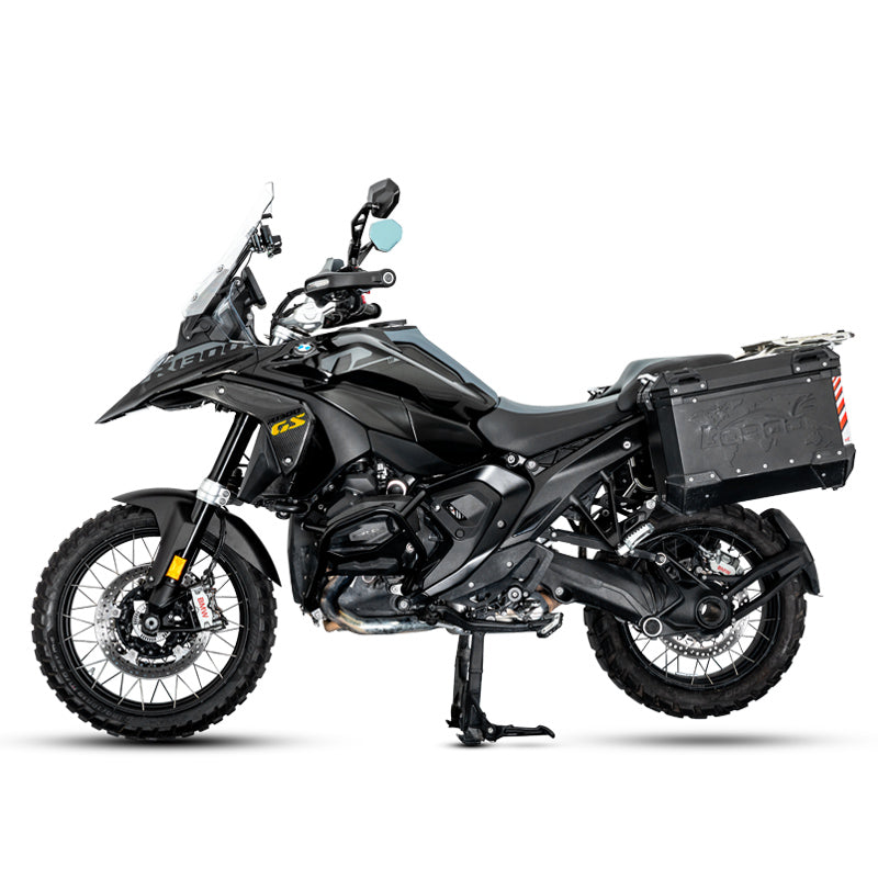 BMW R 1300 GS completa di valigie, lato sinistro, con le cover radiatore in carbonio