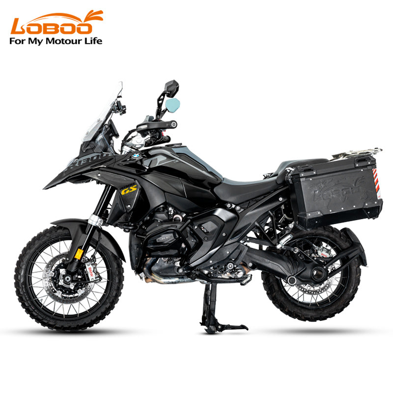 BMW R 1300 GS di profilo con le cover radiatore in carbonio LOBOO CSB131