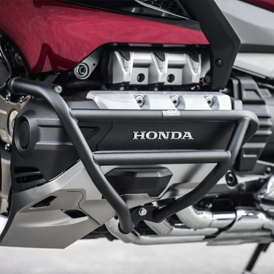 Dettaglio del crash bar LOBOO CHG34 nero davanti al motore della Honda Gold Wing GL1800