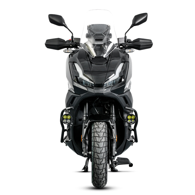 Vista frontale della Honda ADV 350 con crash bar LOBOO CHG511, faretti e top case