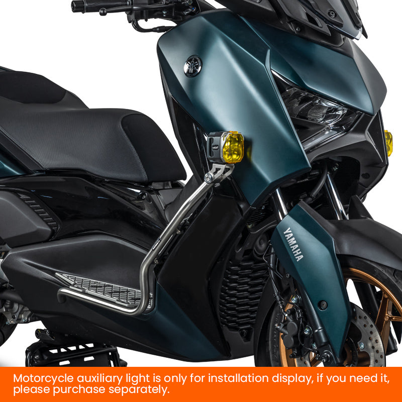 Yamaha XMAX 300 con crash bar CHG862 argento e faretti ausiliari, dettaglio anteriore