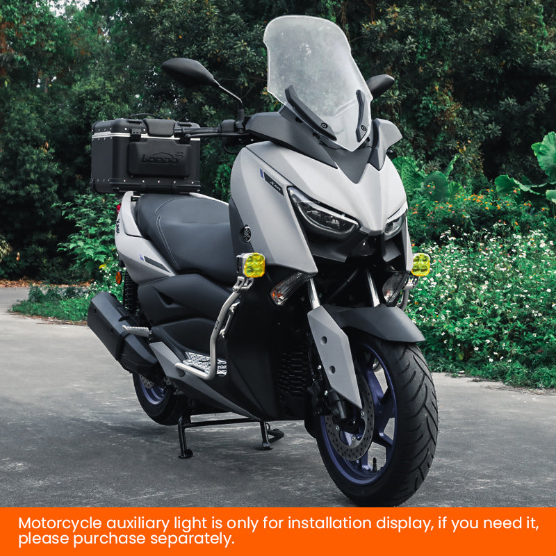 Yamaha XMAX 300 con crash bar CHG862 argento, faretti ausiliari e bauletto in alluminio LOBOO