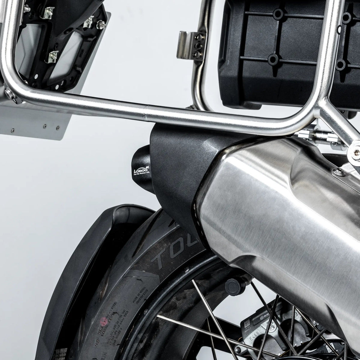 Deflettore sul terminale della BMW R 1300 GS sotto il telaio delle valigie