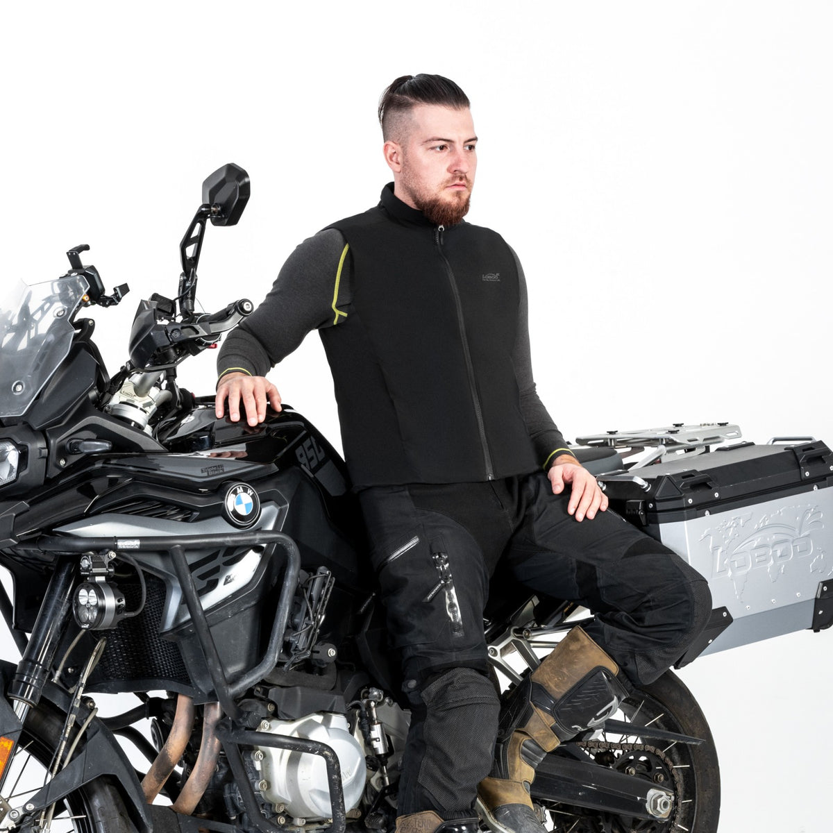 Gilet riscaldato RJR10 indossato in sella a una moto adventure