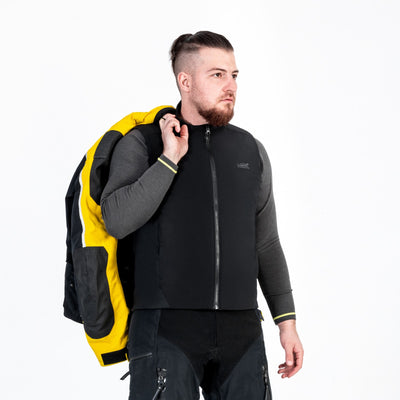 Gilet riscaldato RJR10 indossato con la giacca da moto in mano